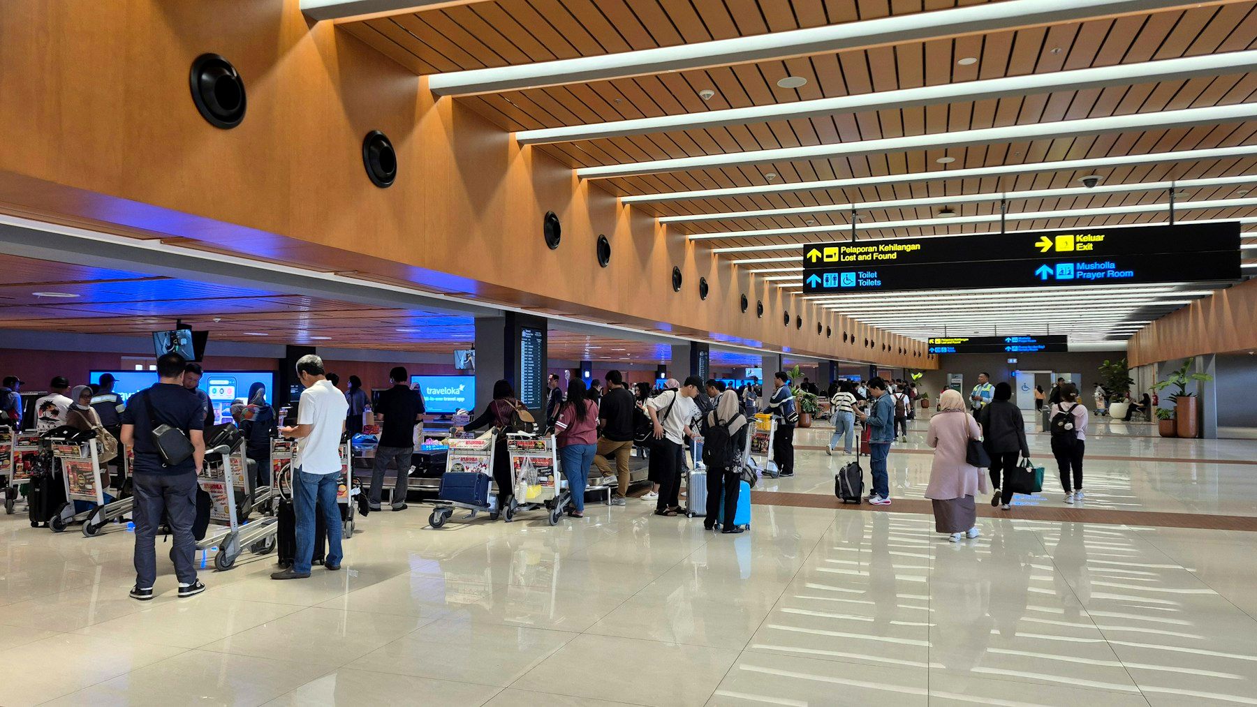 空港の到着ロビー