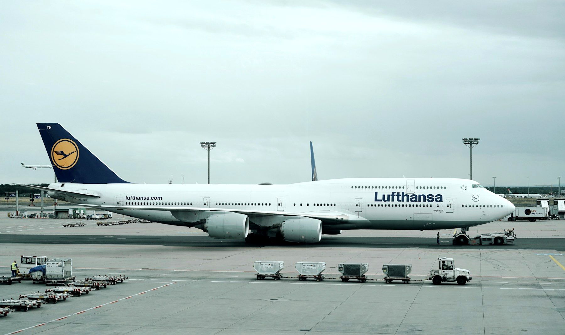 空港に駐機する飛行機