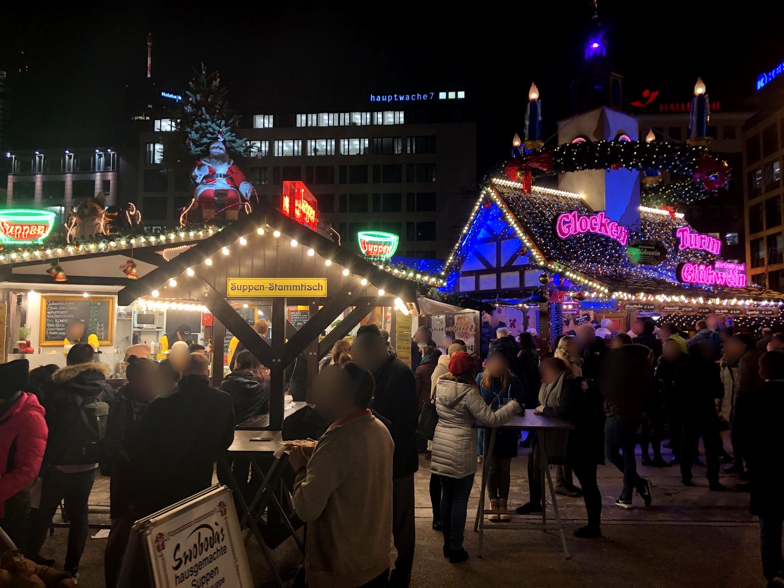 フランクフルト・ハウプトヴァッヘ周辺の夜のクリスマスマーケット
