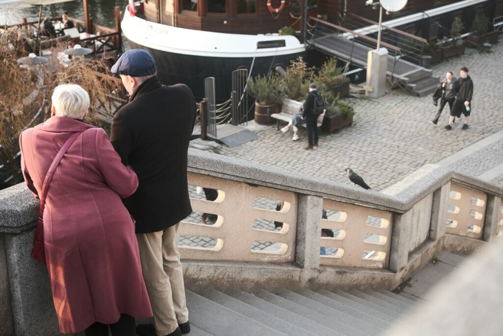 ヨーロッパの港町を眺める年配のご夫婦